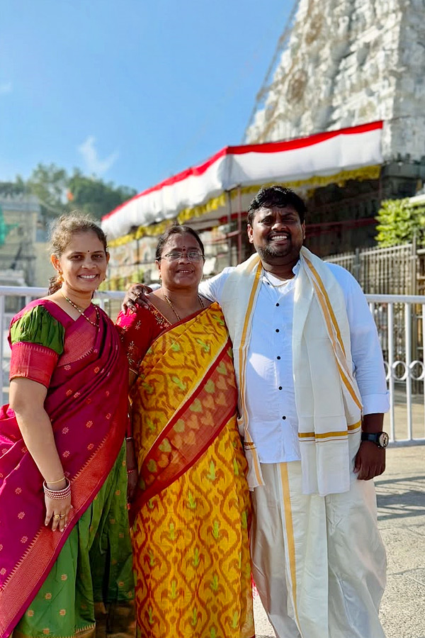 Shobha_20Shetty_20And_20Tasty_20Teja_20Visit_20Tirumala_20Photos_20_2811_29.jpg 5