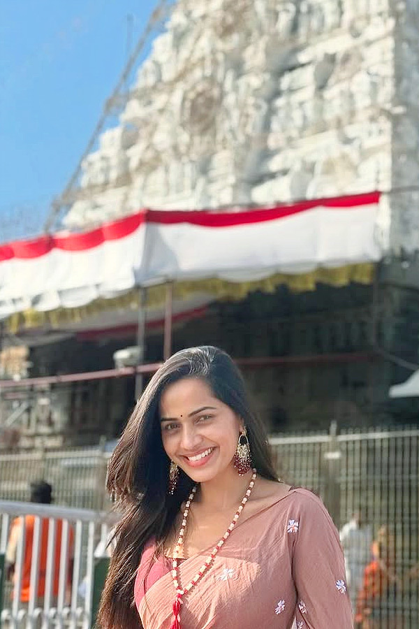 Shobha_20Shetty_20And_20Tasty_20Teja_20Visit_20Tirumala_20Photos_20_285_29.jpg 10