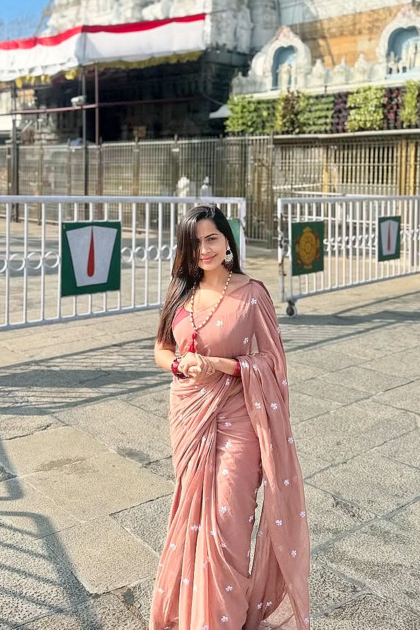 Shobha_20Shetty_20And_20Tasty_20Teja_20Visit_20Tirumala_20Photos_20_287_29.jpg 11