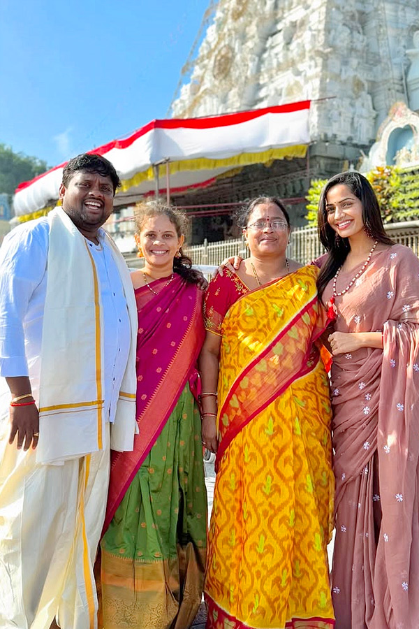 Shobha_20Shetty_20And_20Tasty_20Teja_20Visit_20Tirumala_20Photos_20_289_29.jpg 3