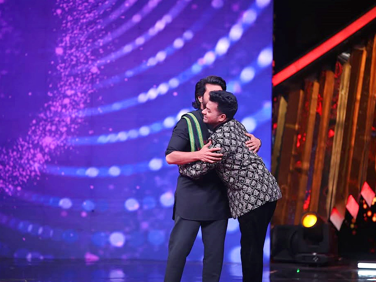 Special_20Thanks_20To_20Nagarjuna_20And_20Ramcharan_20From_20Mukku_20Avinash_20In_20Bigg_20Boss_20Grand_20Finale_20Photos_20_285_29.jpg 5