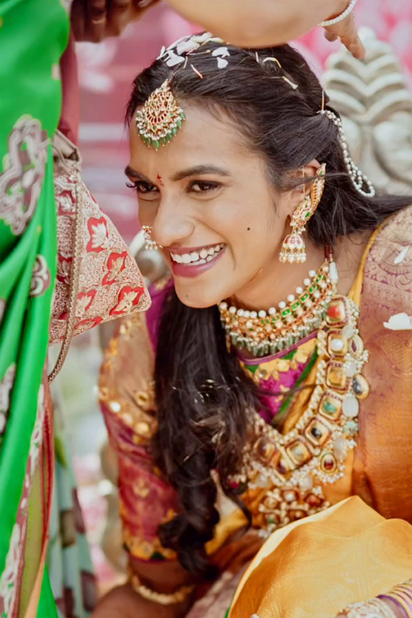Badminton_20star_20PV_20Sindhu_20Shares_20Traditional_20Look_20In_20Saree_20And_20Vacation_20Trip_20Photos_20_285_29.jpg 6
