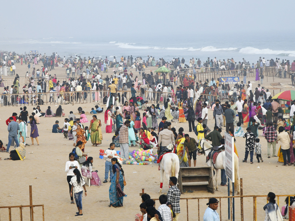 New_20year_202025_20Celebrations_20at_20Visakhapatnam_20Beach_10.jpg 9