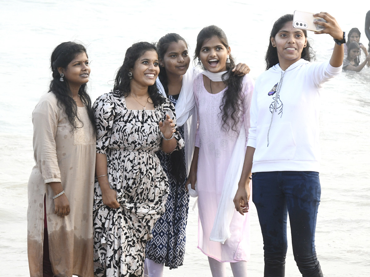 New_20year_202025_20Celebrations_20at_20Visakhapatnam_20Beach_7.jpg 6
