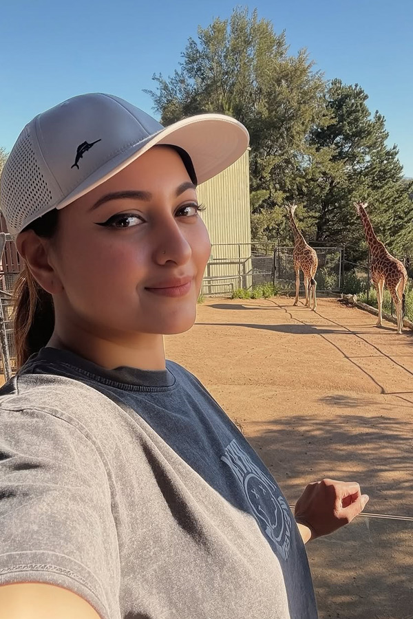 Sonakshi_20Sinha_20Shares_20Wildlife_20Encounters_20Moments_20From_20Her_20Australian_20Getaway_20Photos_20Goes_20Viral_20_282_29.jpg 2