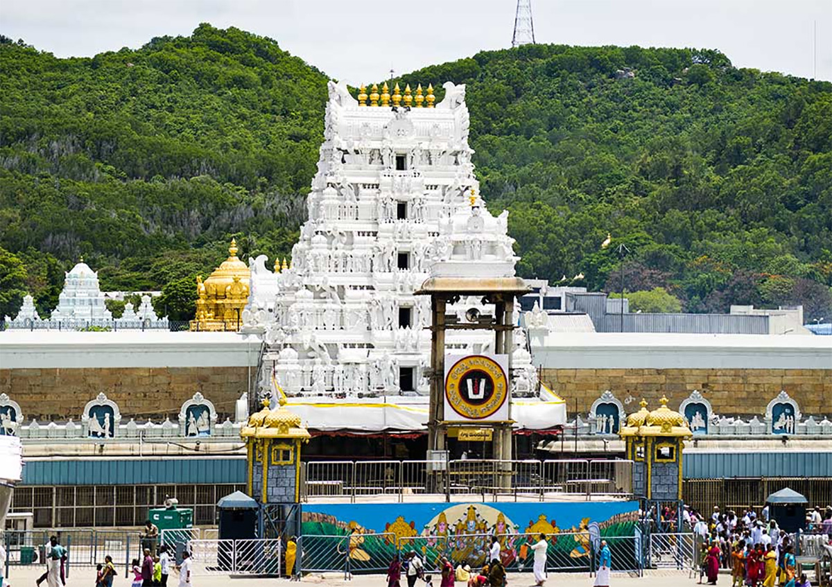 Tirumala_20Agama_20Shastra_20Rules_20Violation_20Kutami_20Prabhutvam_20Do_20Not_20Care_20Photos__20_284_29.jpg 4