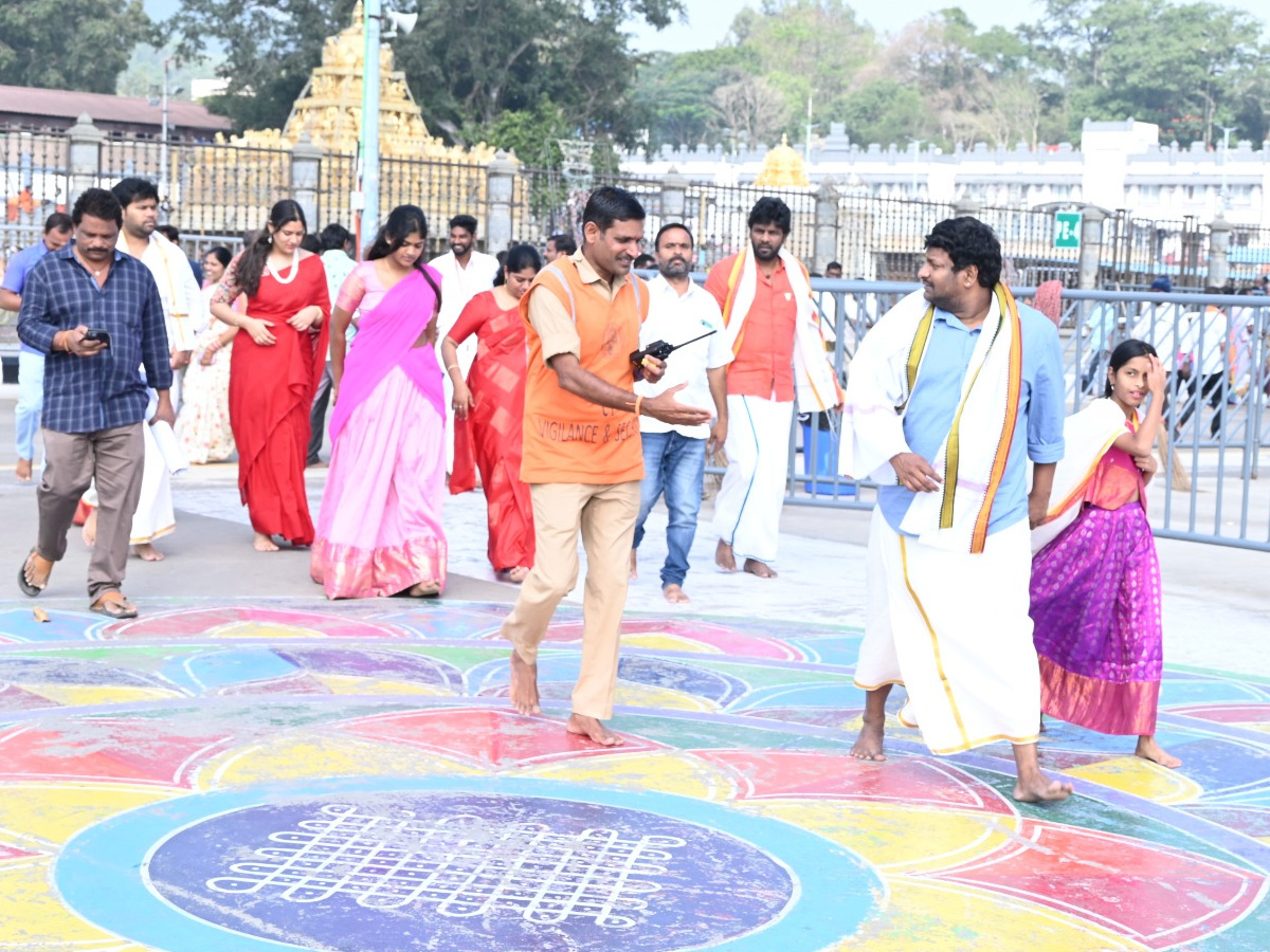 Tollywood_20Top_20comedians_20visited_20Tirumala_20Photos_20_2810_29.jpg 10