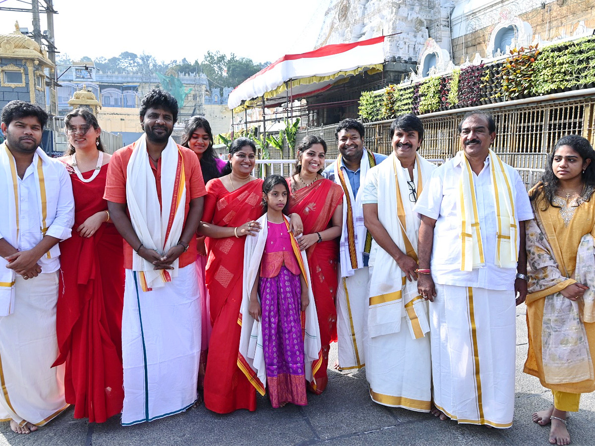 Tollywood_20Top_20comedians_20visited_20Tirumala_20Photos_20_281_29.jpg 2