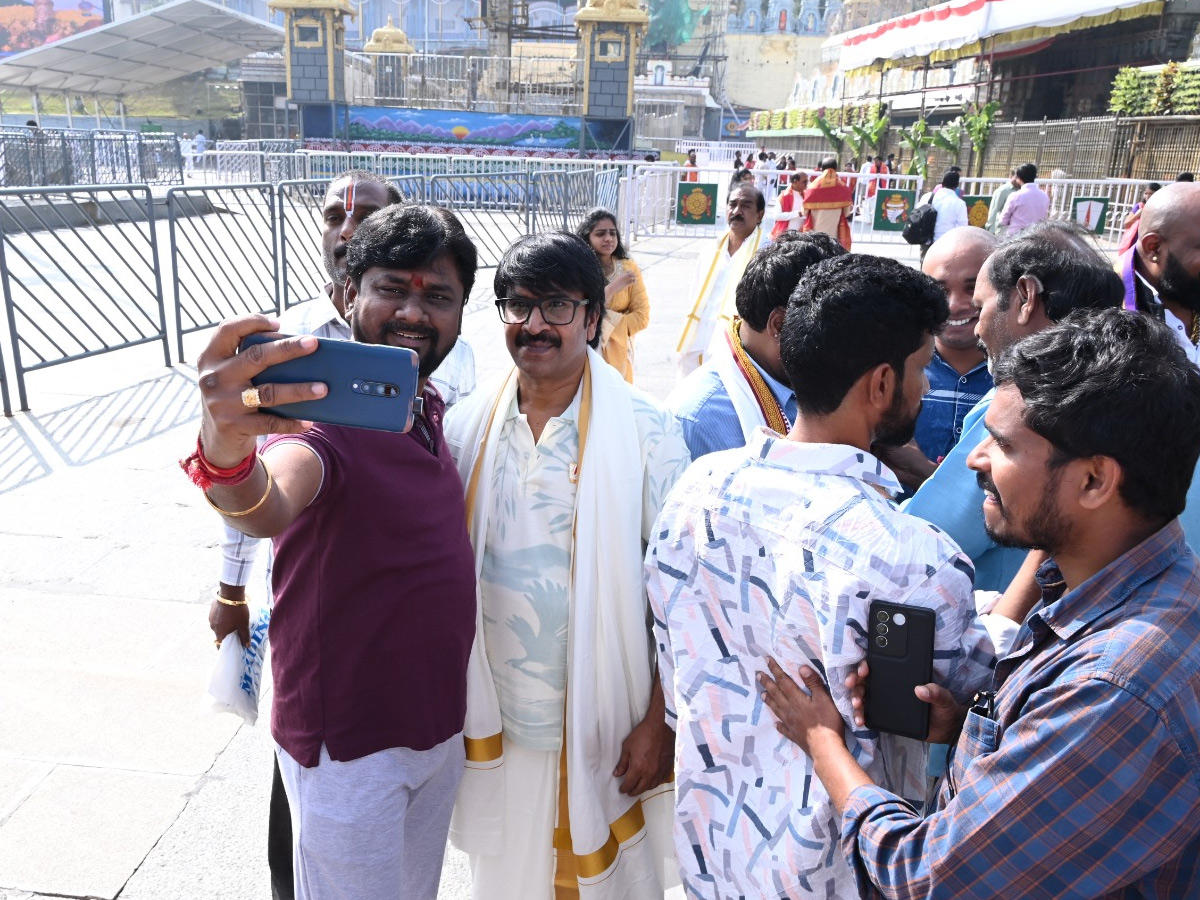 Tollywood_20Top_20comedians_20visited_20Tirumala_20Photos_20_287_29.jpg 7