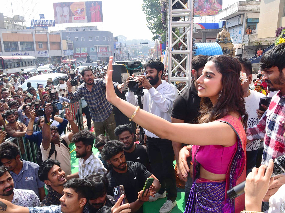 Actress_20Meenakshi_20Chaudhary_20in_20Visakhapatnam_20Photos_1.jpg 1