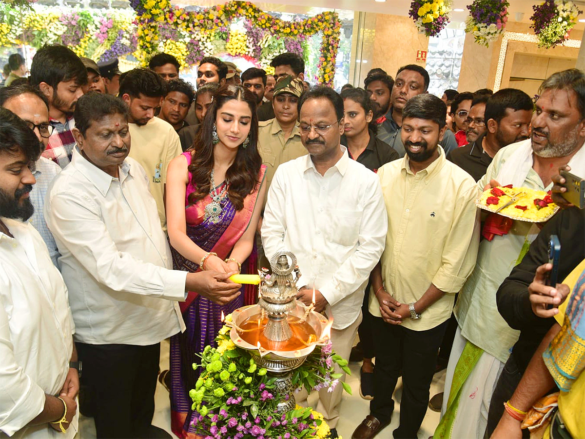 Actress_20Meenakshi_20Chaudhary_20in_20Visakhapatnam_20Photos_11.jpg 11
