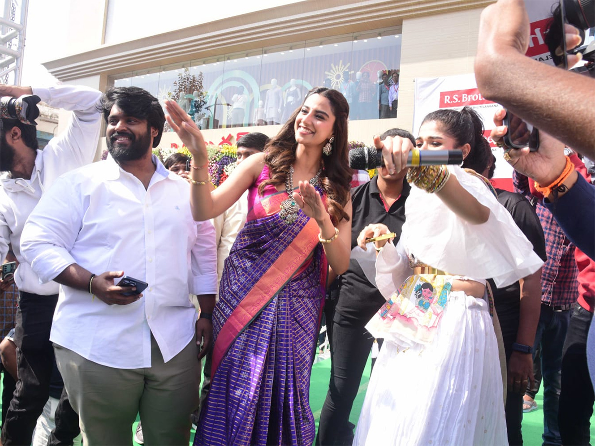 Actress_20Meenakshi_20Chaudhary_20in_20Visakhapatnam_20Photos_2.jpg 2