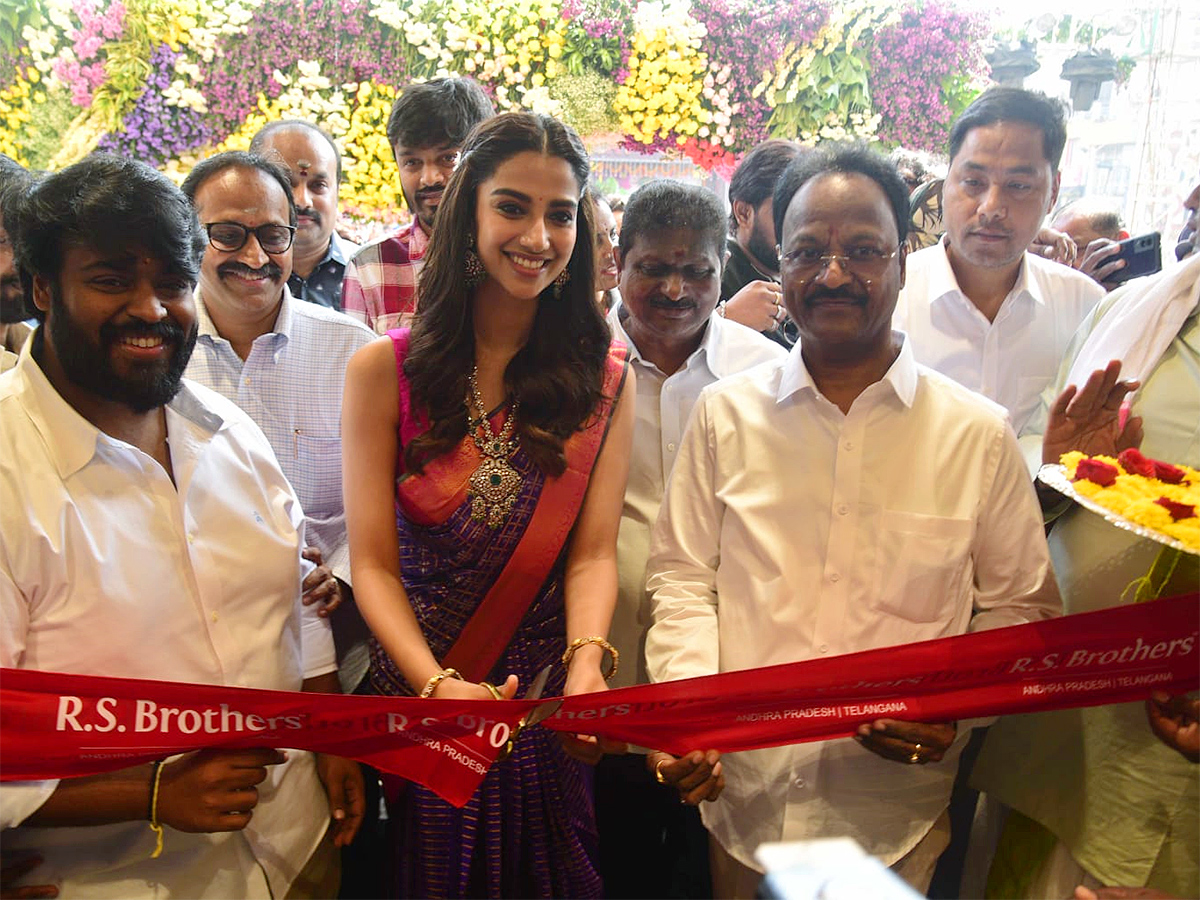 Actress_20Meenakshi_20Chaudhary_20in_20Visakhapatnam_20Photos_6.jpg 6