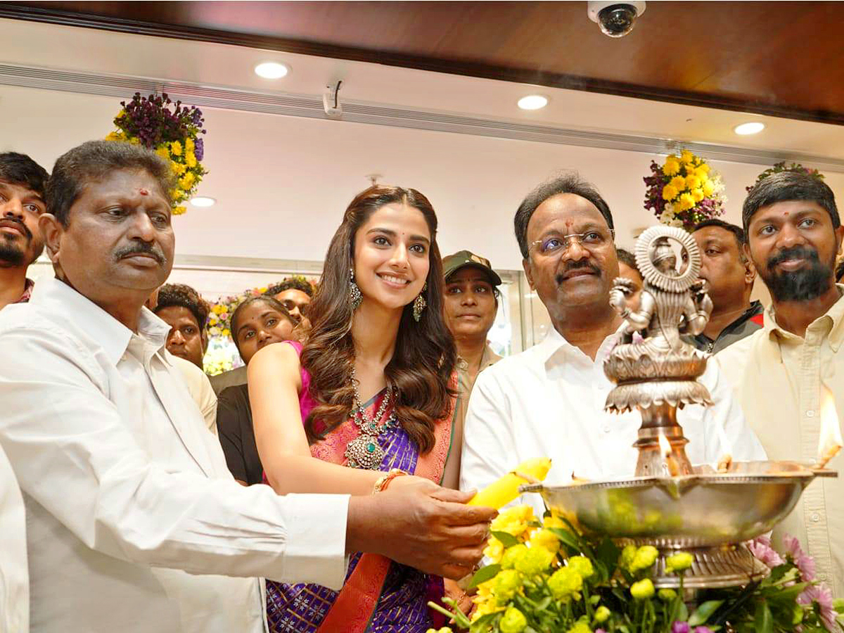 Actress_20Meenakshi_20Chaudhary_20in_20Visakhapatnam_20Photos_9.jpg 9