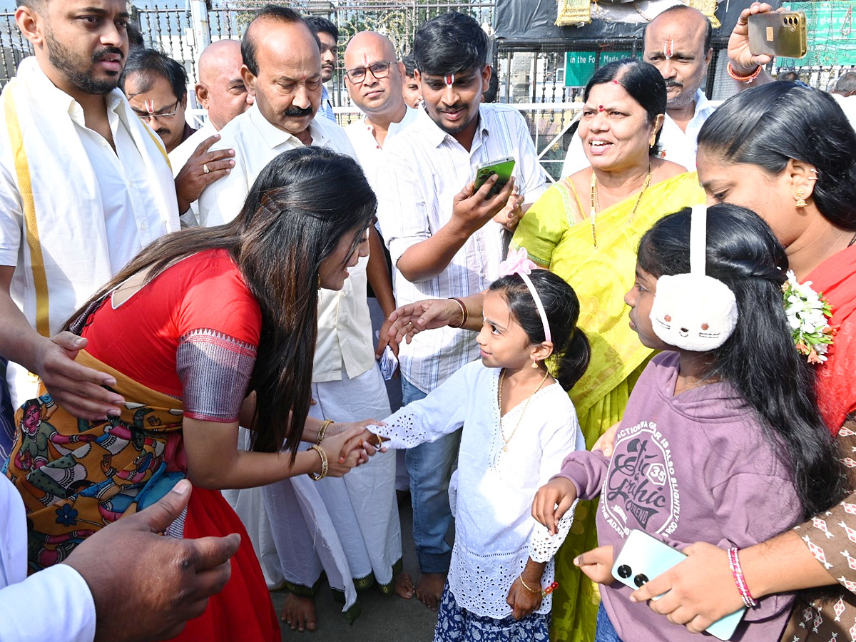 Actress_20Rashi_20Singh_20Visit_20Tirumala_20Temple_20Photos_20_2815_29.jpg 15