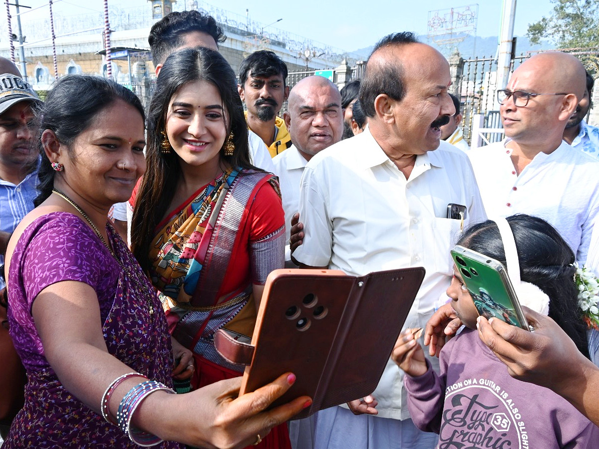 Actress_20Rashi_20Singh_20Visit_20Tirumala_20Temple_20Photos_20_2816_29.jpg 16