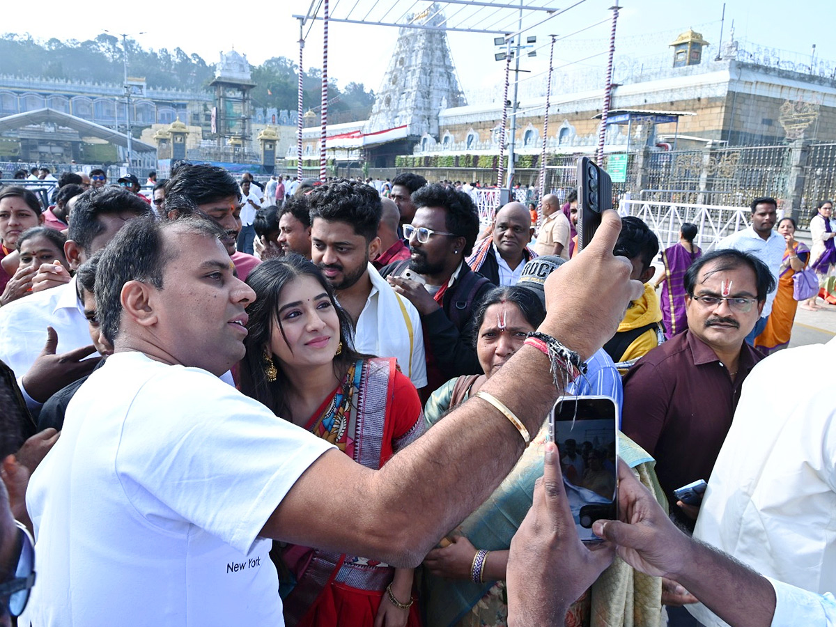 Actress_20Rashi_20Singh_20Visit_20Tirumala_20Temple_20Photos_20_2817_29.jpg 17