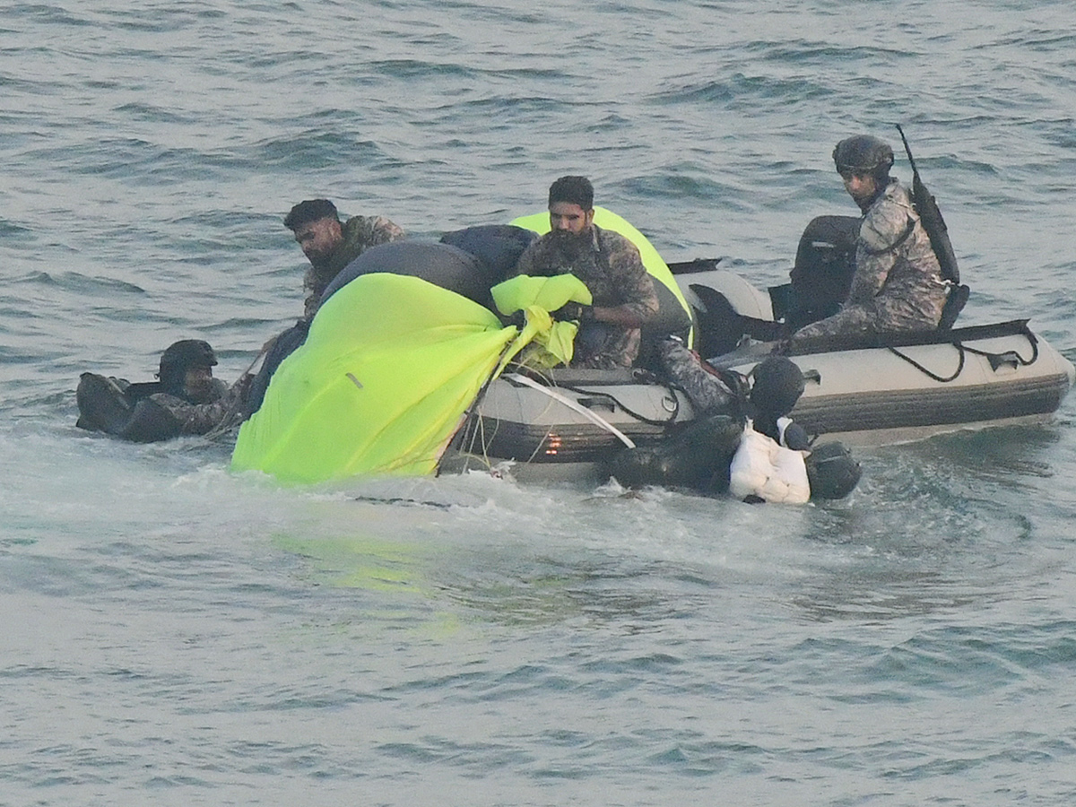 navy_20day_20celebration_20visakhapatnam_20photos_20goes_20viral_3.jpg 3