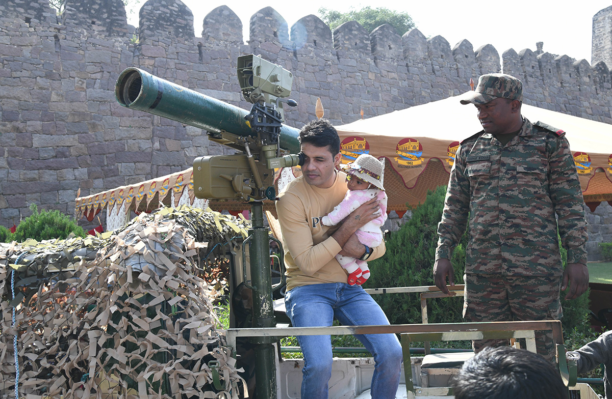 Indian_20Army_20Know_20Your_20Army_20Mela_20at_20Golconda_20Fort_20Photos__20_287_29.jpg 7