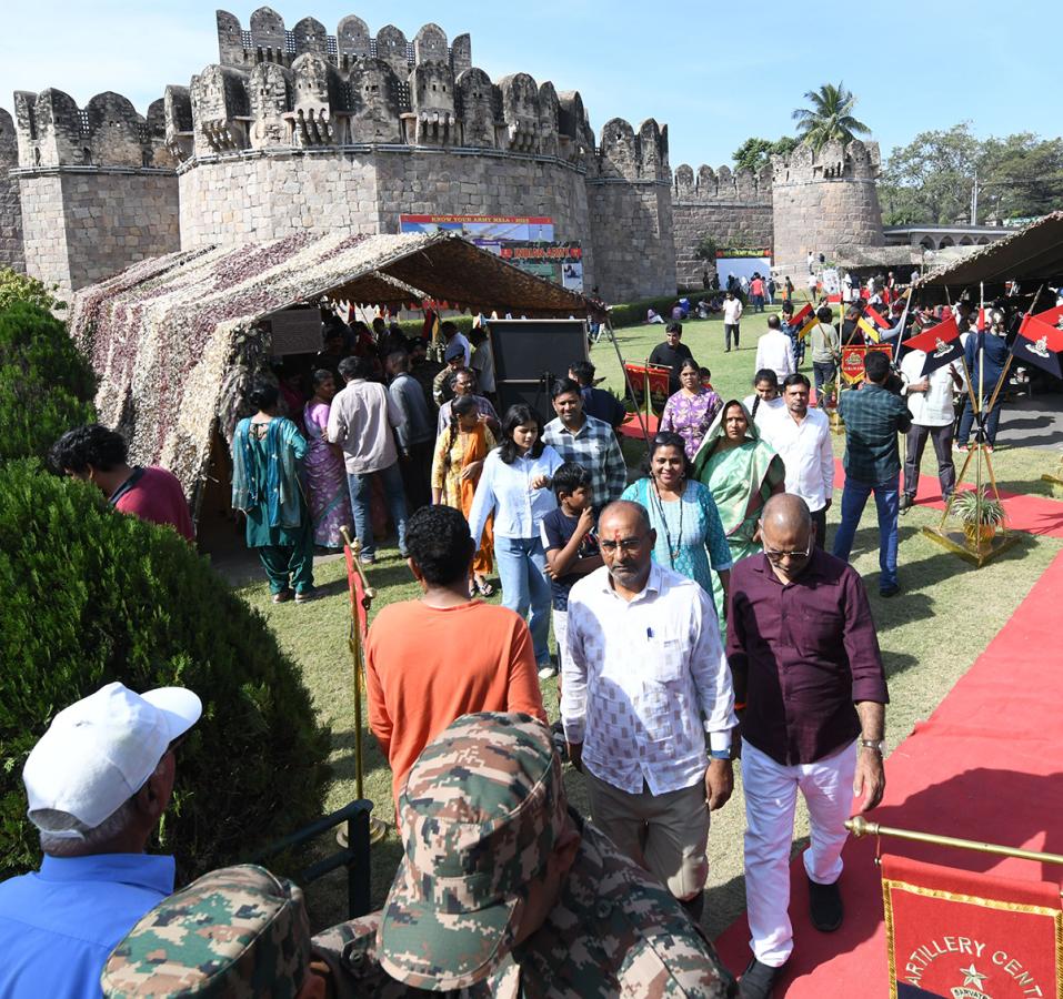 Indian_20Army_20Know_20Your_20Army_20Mela_20at_20Golconda_20Fort_20Photos__20_288_29.jpg 8