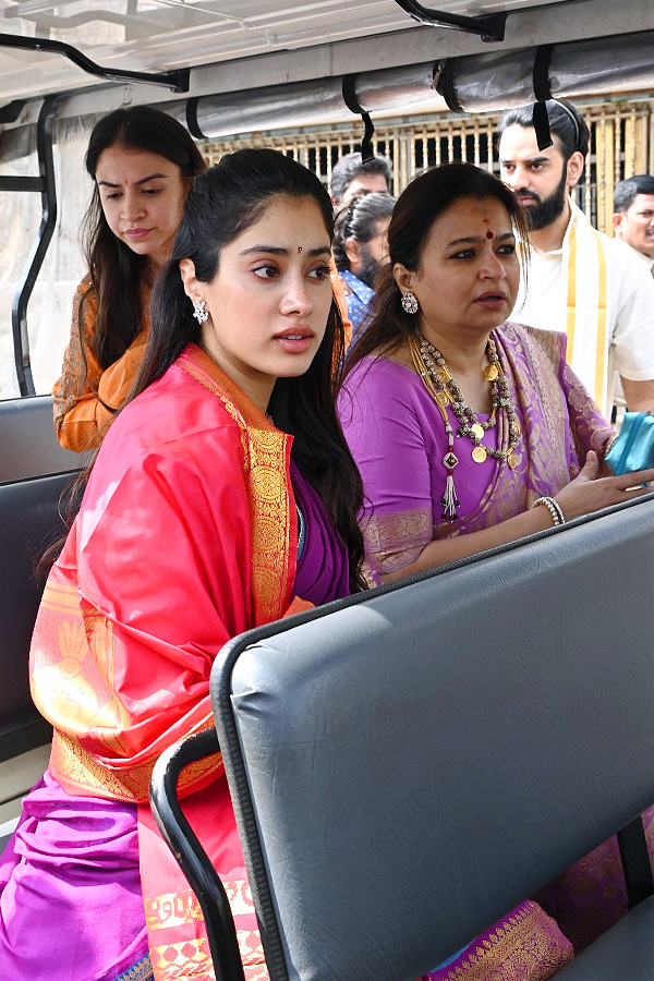 Janhvi_20Kapoor_20offers_20prayers_20at_20Tirupati_20temple_20with_20boyfriend_20Shikhar_20Pahariya_20Photos_20_286_29.jpg 7