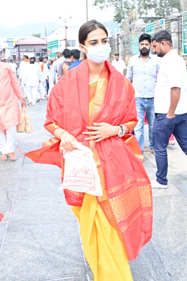 Actress_20Meenakshi_20Chaudhary_20Visits_20Tirumala_20_281_29.jpg 2