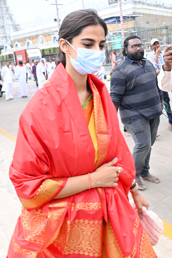 Actress_20Meenakshi_20Chaudhary_20Visits_20Tirumala_20_285_29.jpg 6