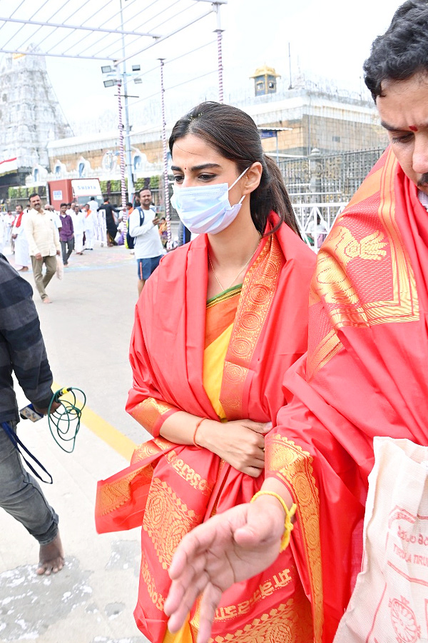 Actress_20Meenakshi_20Chaudhary_20Visits_20Tirumala_20_287_29.jpg 8