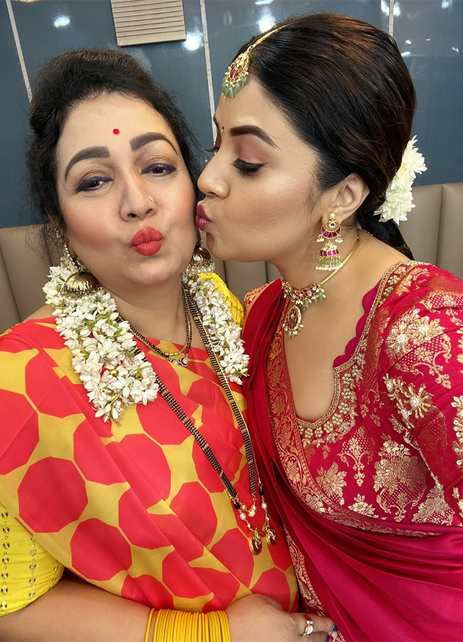 Anchor_20Sreemukhi_20Family_20Meets_20Hero_20Venkatesh_20Viral_20photos__20_2810_29.jpg 10