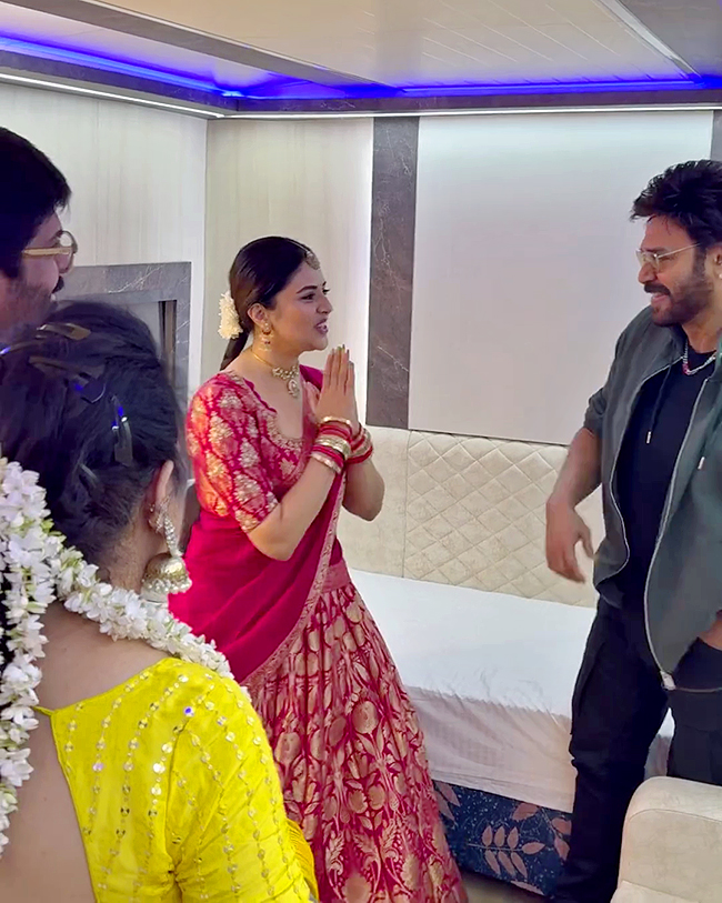 Anchor_20Sreemukhi_20Family_20Meets_20Hero_20Venkatesh_20Viral_20photos__20_2811_29.jpg 11