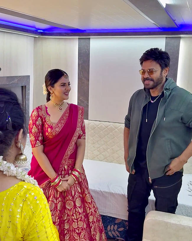 Anchor_20Sreemukhi_20Family_20Meets_20Hero_20Venkatesh_20Viral_20photos__20_2812_29.jpg 12
