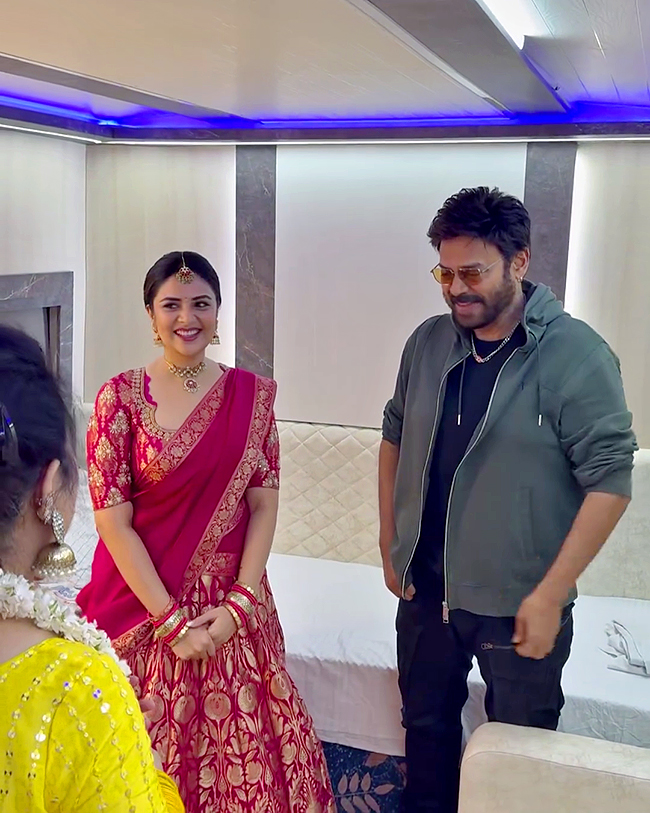 Anchor_20Sreemukhi_20Family_20Meets_20Hero_20Venkatesh_20Viral_20photos__20_2813_29.jpg 13