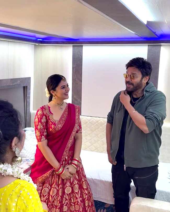 Anchor_20Sreemukhi_20Family_20Meets_20Hero_20Venkatesh_20Viral_20photos__20_2814_29.jpg 14