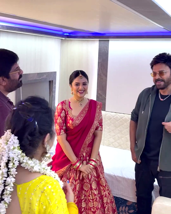 Anchor_20Sreemukhi_20Family_20Meets_20Hero_20Venkatesh_20Viral_20photos__20_2815_29.jpg 15