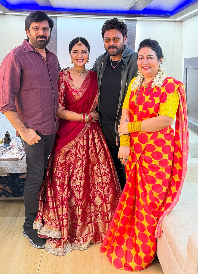 Anchor_20Sreemukhi_20Family_20Meets_20Hero_20Venkatesh_20Viral_20photos__20_282_29.jpg 2