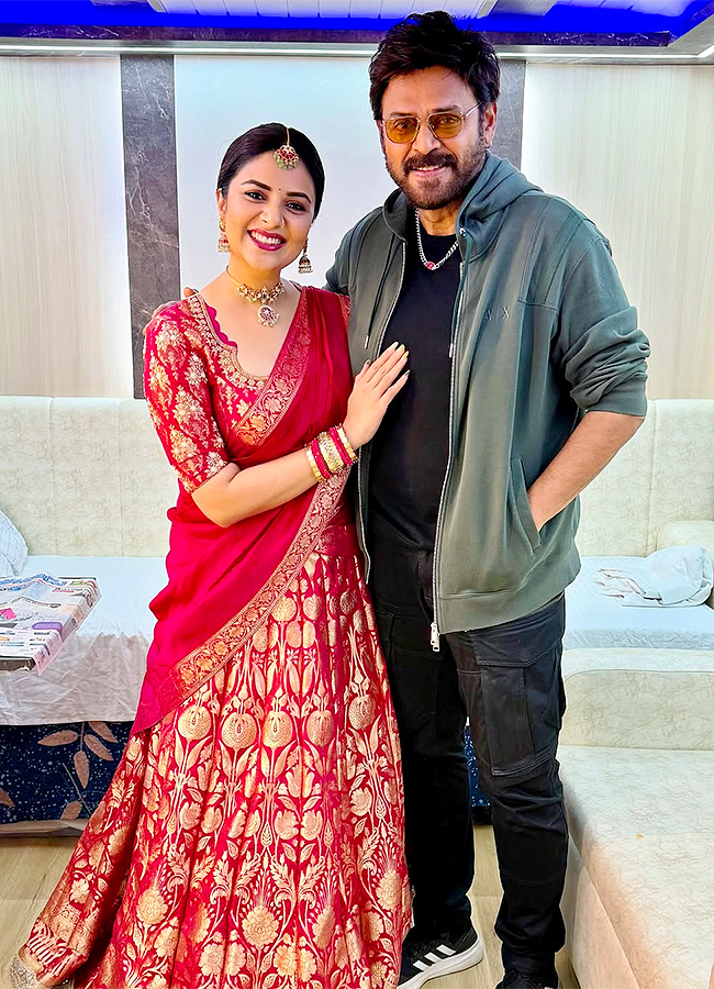 Anchor_20Sreemukhi_20Family_20Meets_20Hero_20Venkatesh_20Viral_20photos__20_283_29.jpg 3