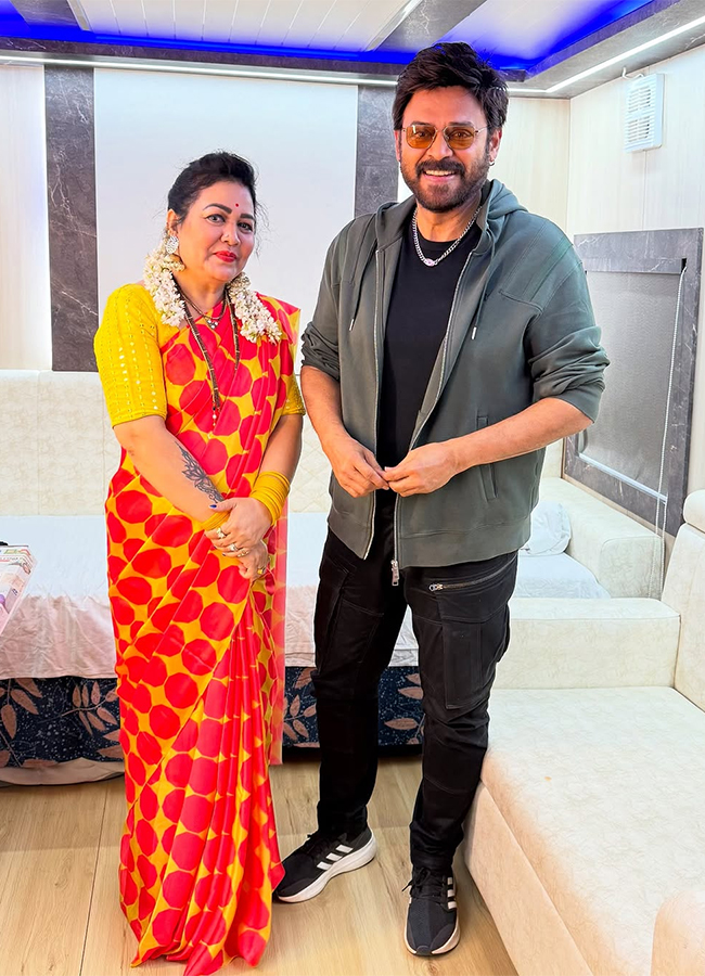 Anchor_20Sreemukhi_20Family_20Meets_20Hero_20Venkatesh_20Viral_20photos__20_284_29.jpg 4