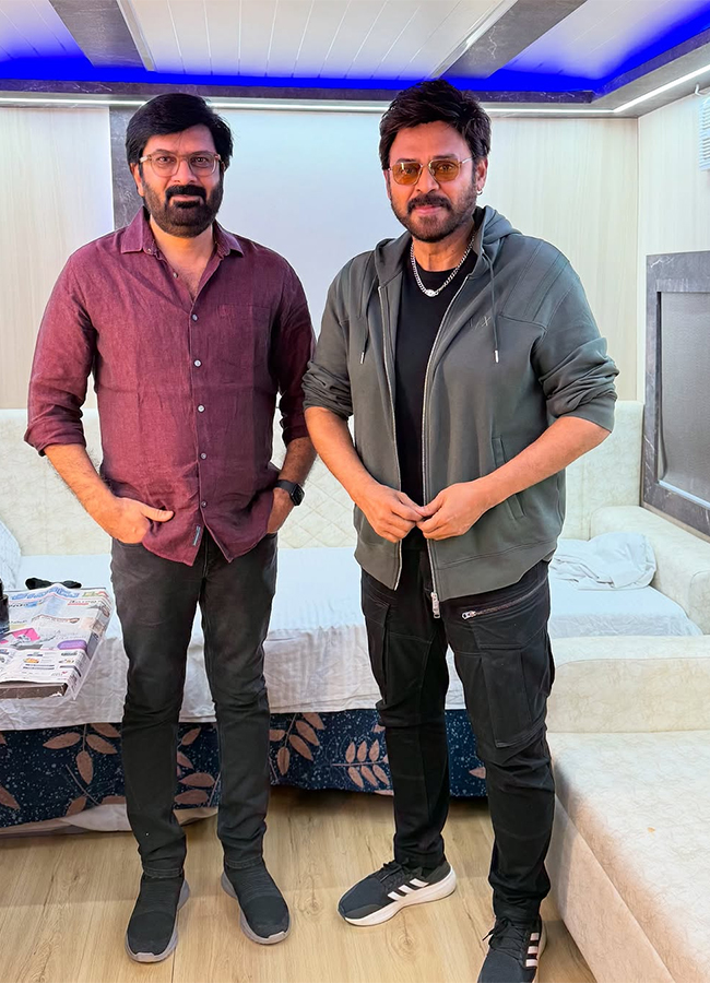 Anchor_20Sreemukhi_20Family_20Meets_20Hero_20Venkatesh_20Viral_20photos__20_285_29.jpg 5
