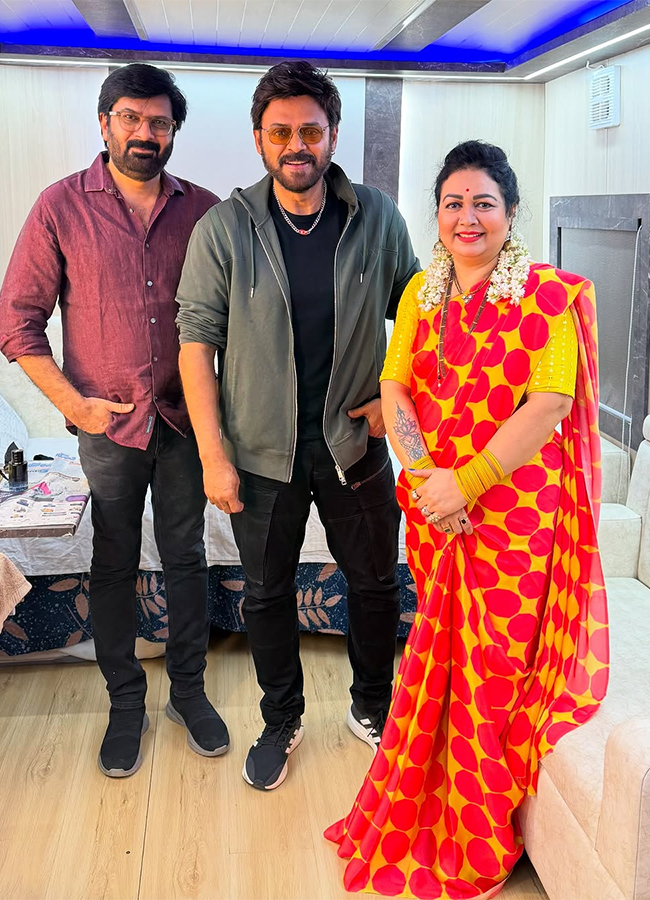 Anchor_20Sreemukhi_20Family_20Meets_20Hero_20Venkatesh_20Viral_20photos__20_286_29.jpg 6