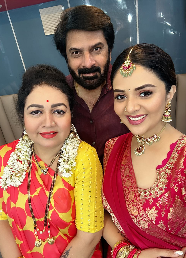 Anchor_20Sreemukhi_20Family_20Meets_20Hero_20Venkatesh_20Viral_20photos__20_287_29.jpg 7