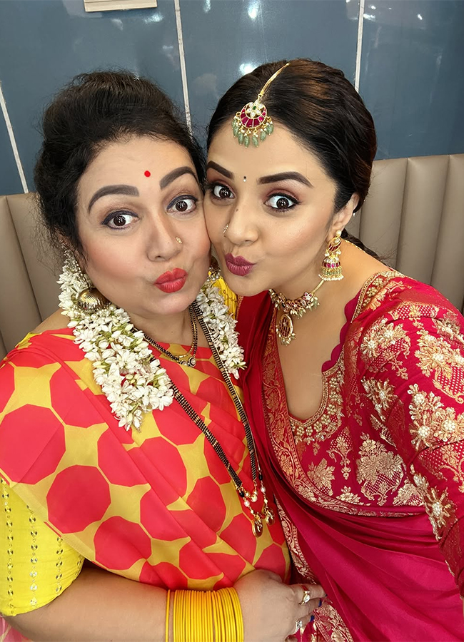 Anchor_20Sreemukhi_20Family_20Meets_20Hero_20Venkatesh_20Viral_20photos__20_288_29.jpg 8