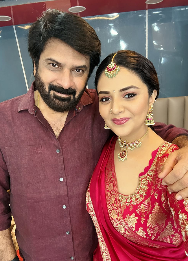 Anchor_20Sreemukhi_20Family_20Meets_20Hero_20Venkatesh_20Viral_20photos__20_289_29.jpg 9