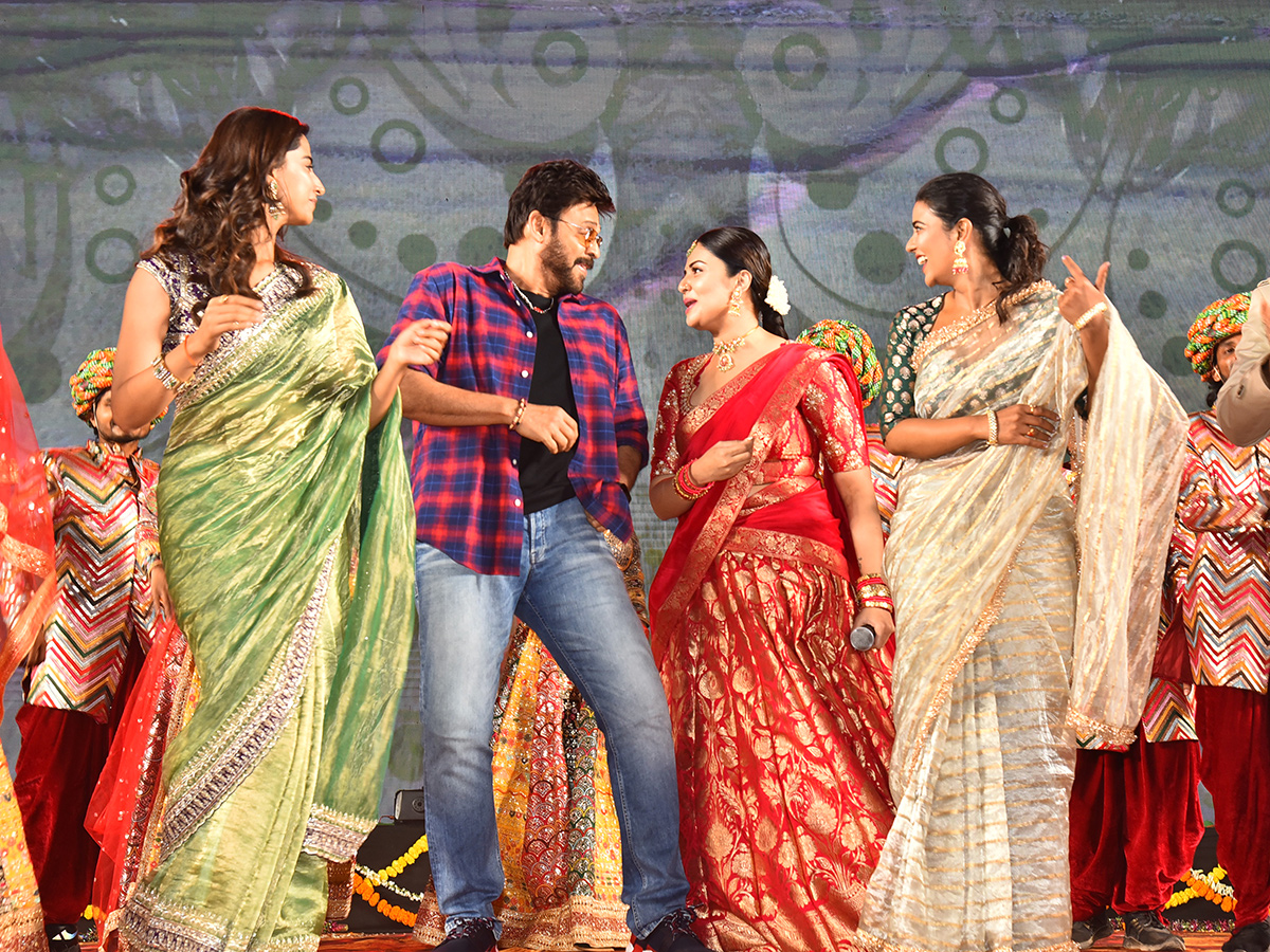 Sankranthiki_20Vasthunam_20Movie_20Grand_20Trailer_20Launch_20At_20Nizamabad_20Photos__20_2810_29.jpg 10