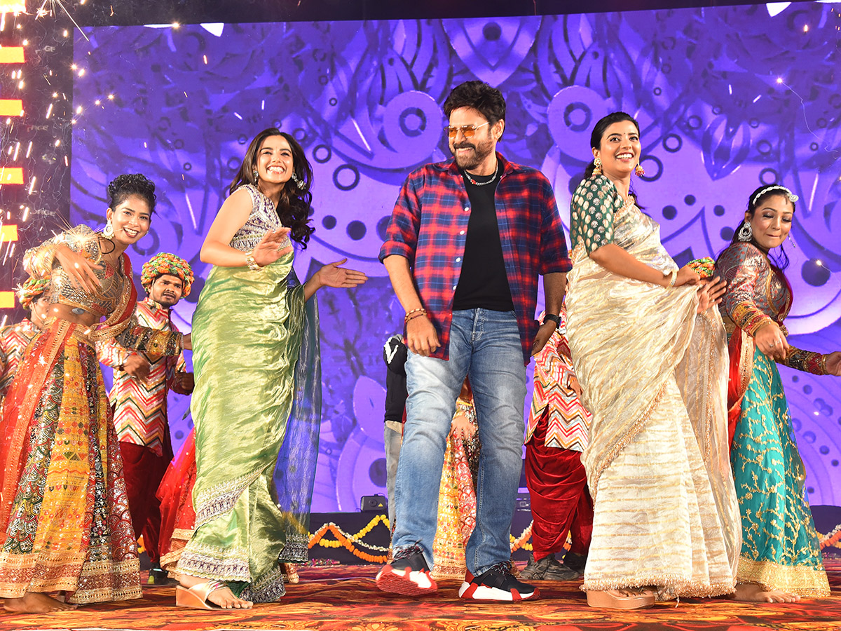 Sankranthiki_20Vasthunam_20Movie_20Grand_20Trailer_20Launch_20At_20Nizamabad_20Photos__20_2814_29.jpg 14