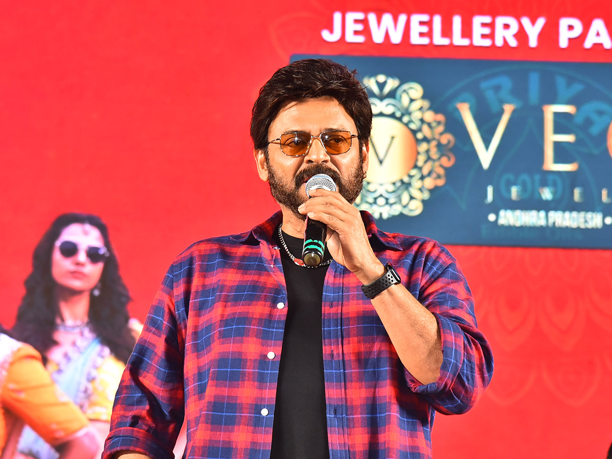 Sankranthiki_20Vasthunam_20Movie_20Grand_20Trailer_20Launch_20At_20Nizamabad_20Photos__20_2838_29.jpg 38