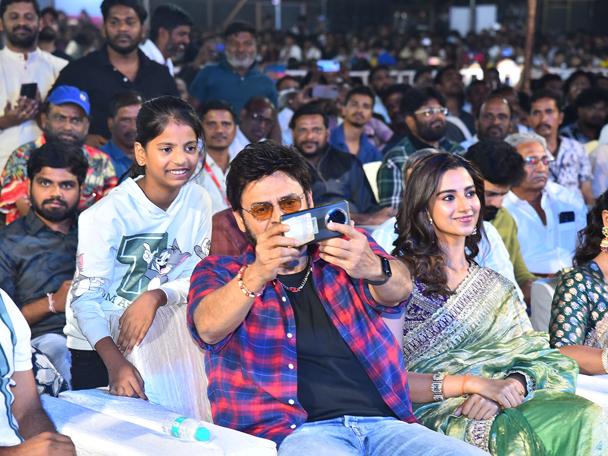 Sankranthiki_20Vasthunam_20Movie_20Grand_20Trailer_20Launch_20At_20Nizamabad_20Photos__20_2847_29.jpg 47