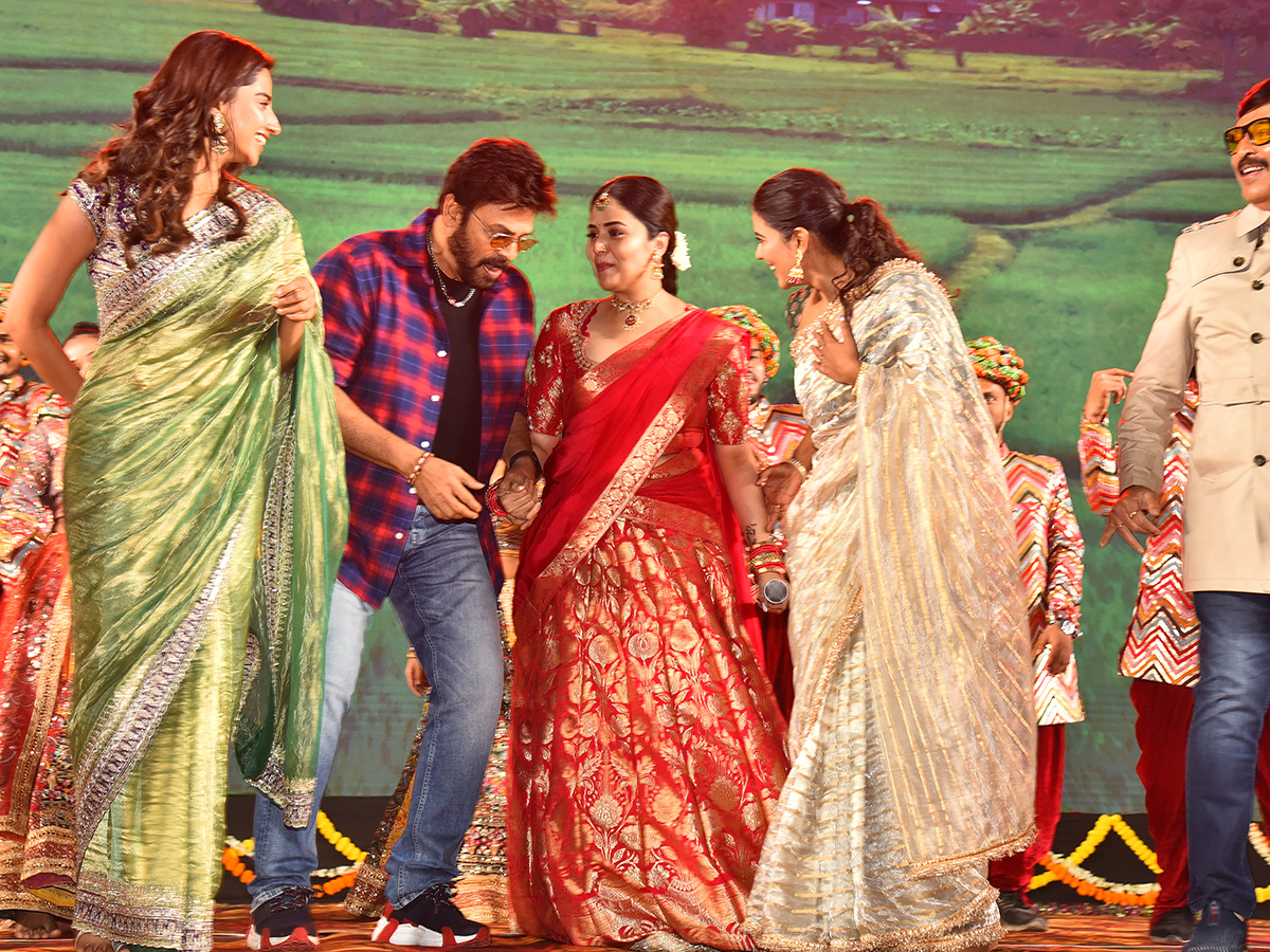 Sankranthiki_20Vasthunam_20Movie_20Grand_20Trailer_20Launch_20At_20Nizamabad_20Photos__20_289_29.jpg 9