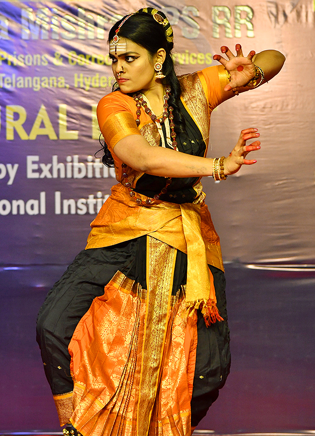 Ladies_20Day_20celebrations_20in_20full_20swing_20at_20Numaish_20Exhibition__20_285_29.jpg 5