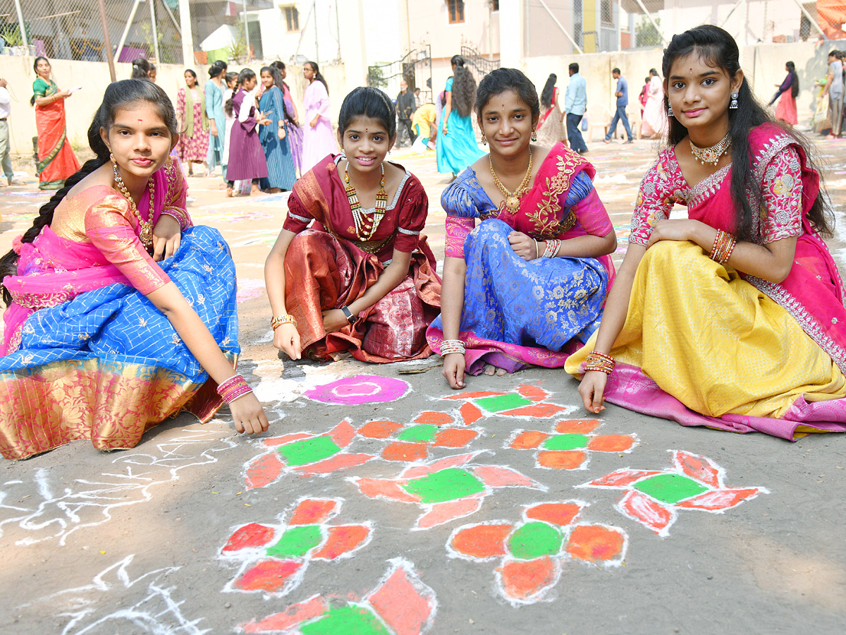 Rangoli_20Competition_20At_20moosapet_2C_20Hyderabad_20Organised_20by_20Sakshi_20Telugu_20News_20Paper_20Photos_20_282_29.jpg 3