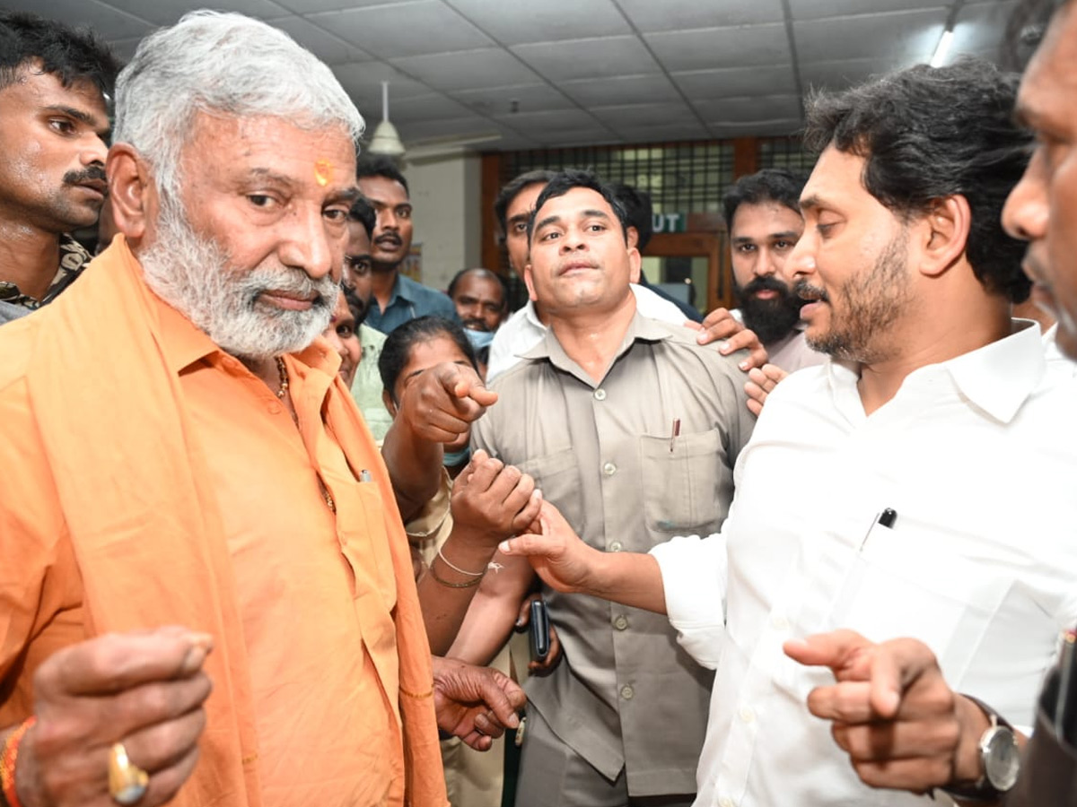 Police_20Stopped_20YS_20Jagan_20Convoy_20Going_20to_20SVIMS_20Hospital_20Photos_20_20_2810_29.jpg 10
